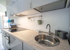 Kjøleskap, ovn, kaffetrakter/tekoker og vannkoker