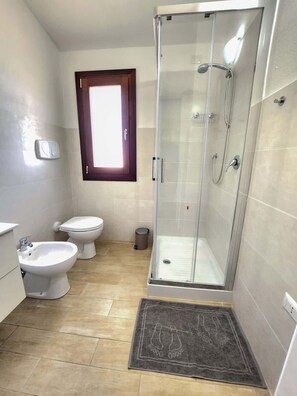 Dusche, Haartrockner, Handtücher, Shampoo