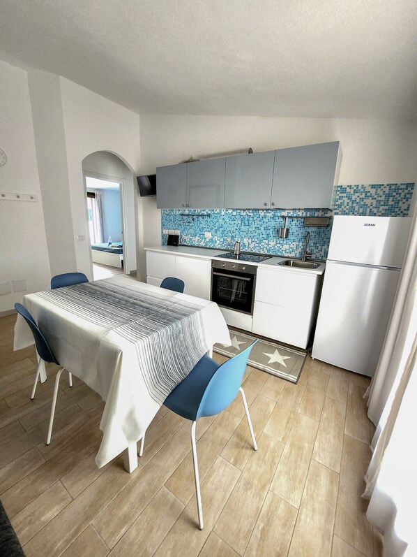 Réfrigérateur, un four, surface de cuisson, lave-vaisselle