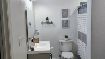 Een haardroger, handdoeken, zeep, shampoo