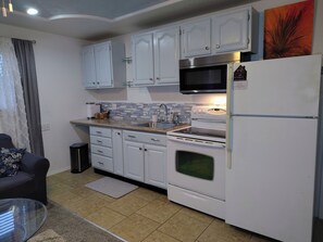 Een koelkast, een microgolfoven, een oven, een kookplaat