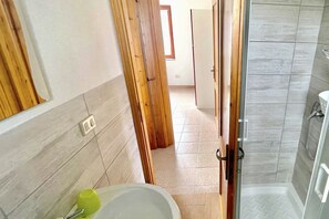 Douche, bidet, serviettes fournies