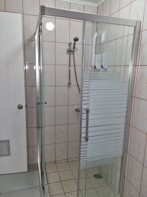 Dusche, Haartrockner, Handtücher, Seife