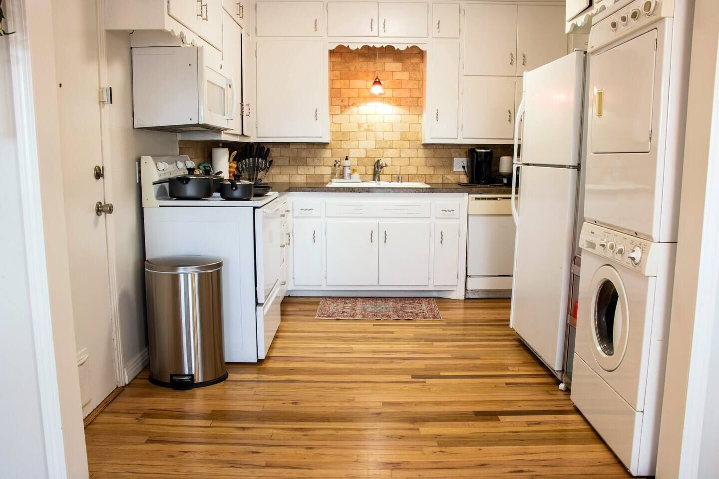 Køleskab, mikrobølgeovn, ovn, kogeplade