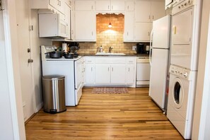 Køleskab, mikrobølgeovn, ovn, kogeplade