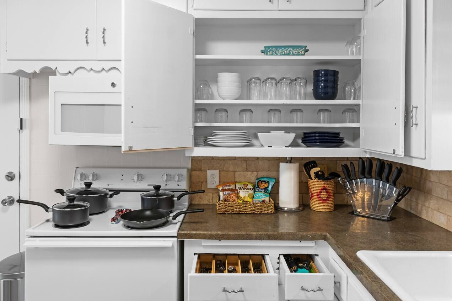 Køleskab, mikrobølgeovn, ovn, kogeplade