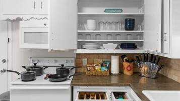 Køleskab, mikrobølgeovn, ovn, kogeplade