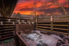 Outdoor spa tub - Christmas Decor * Walk to Coaster & Parkway * Bunkroom * Dogs (Pigeon Forge)