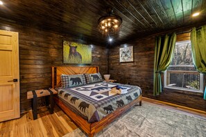 3 bedrooms, WiFi, bed sheets - Christmas Decor * Walk to Coaster & Parkway * Bunkroom * Dogs (Pigeon Forge)