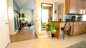 Une cuisine moderne avec des meubles en bois, un plan de travail et une plante en pot.