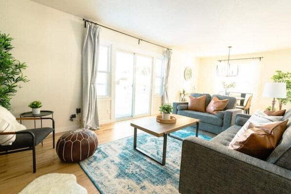 Smart TV, fireplace - Hound Haven! Cozy Denver Getaway next to Dog Park! (Englewood)
