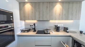 KĂŒhlschrank, Mikrowelle, Ofen, Herdplatte