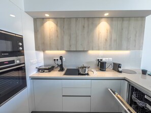 Kylskåp, mikrovågsugn, ugn och spishäll