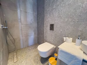 Shower, hair dryer, towels, shampoo - Azure Horizon Villa - Private Pool & Sea Views! (Protaras)