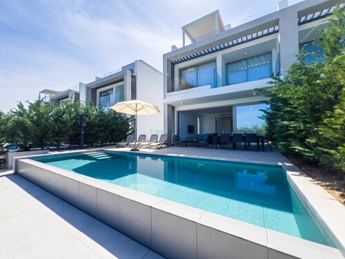 Azure Horizon Villa - Private Pool & Sea Views!
