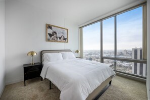 1 bedroom, iron/ironing board, WiFi, bed sheets - Top Floor Oasis in KoreaTown, Free parking (Beverly Hills)