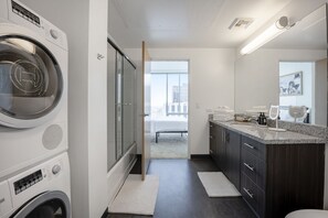 Hair dryer, towels, soap, shampoo - Top Floor Oasis in KoreaTown, Free parking (Beverly Hills)