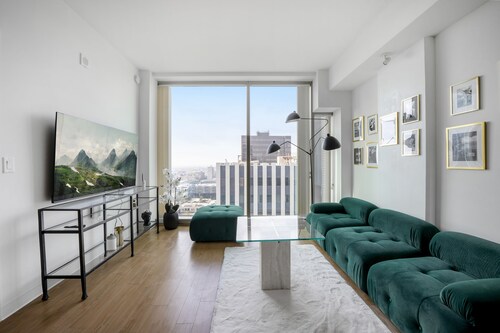 Top Floor Oasis in KoreaTown, Free parking