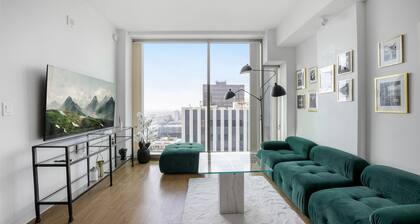 Top Floor Oasis in KoreaTown, Free parking
