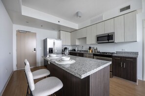 Private kitchen - Top Floor Oasis in KoreaTown, Free parking (Beverly Hills)