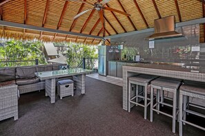 Kjøleskap, mikrobølgeovn, kokeplater og oppvaskmaskin