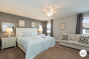 6 slaapkamers, een bureau, een strijkplank/strijkijzer, reisbedje