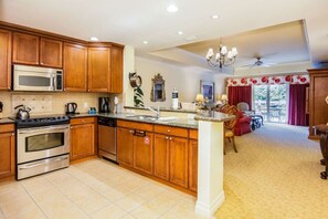 Kjøleskap, mikrobølgeovn, ovn og kokeplater