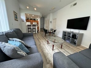 Una televisión, una mesa de tenis de mesa