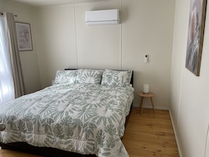 4 habitaciones, escritorio y tabla de planchar con plancha 