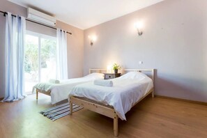 3 bedrooms, WiFi, bed sheets - 3 bedroom villa, 500m walk to shops, bars & beach (Luz)