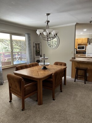 Dining - Cozy family home right near Yosemite! (Oakhurst)