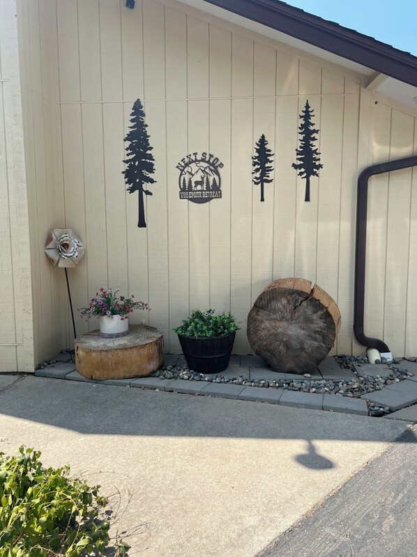 Exterior detail - Cozy family home right near Yosemite! (Oakhurst)