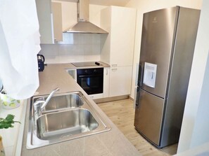 Fridge, oven, stovetop, dishwasher