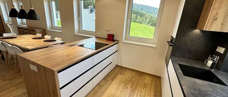 Geschirrspüler, Toaster, Hochstuhl, Esstisch