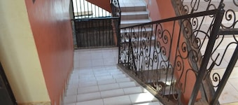 Apparemment 1 chambre ,salon , cuisine , douche 
Situé dans un quartier calme 