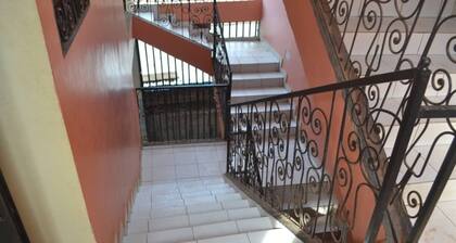 Apparemment 1 chambre ,salon , cuisine , douche
Situé dans un quartier calme