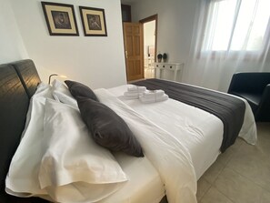 2 bedrooms, travel crib, free WiFi