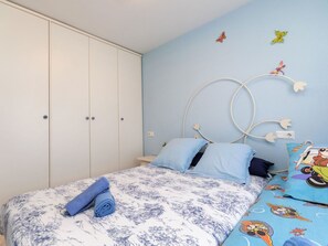 4 chambres, fer et planche à repasser, lit de bébé portatif