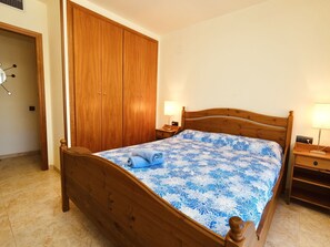2 slaapkamers, een strijkplank/strijkijzer, reisbedje, gratis wifi