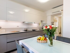 Mikrowelle, Ofen, Geschirrspüler, Toaster