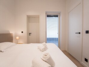 2 bedrooms, travel crib, free WiFi