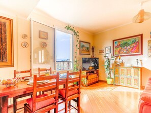 Dining - Cosy apartment for 4 people with WIFI, TV and pets allowed (Nice)
