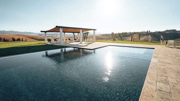 A swimming pool with a pergola and lounge chairs, surrounded by a landscaped garden and distant hills. - Stunning private villa for 12 people with WIFI, private pool, A/C, TV, patio and panoramic view (Villamagna)