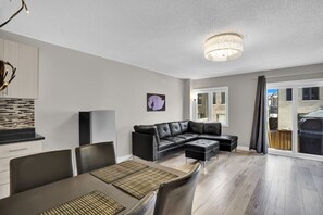 Interior - Stylish Mississauga Lower Unit: BBQ Yard Paradise (Mississauga)