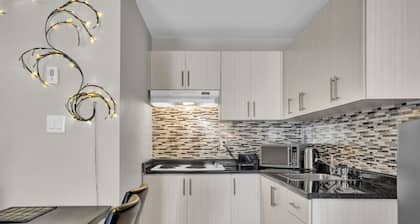 Stylish Mississauga Lower Unit: BBQ Yard Paradise