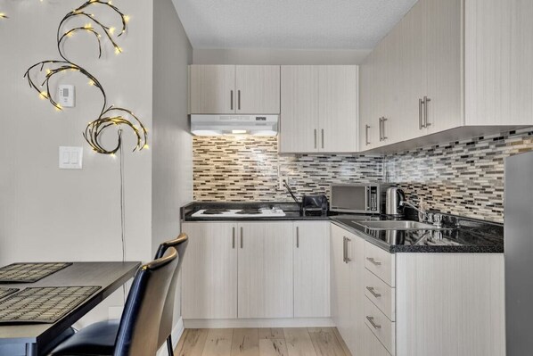 Kühlschrank, Mikrowelle, Ofen, Herdplatte