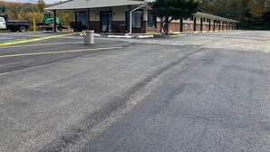 A motel with a sign indicating it is on Route 81, a covered parking area, and a small building with an 'Office' sign. - Motel 81 (Dalton)