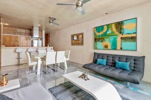 Smart TV - Apartamento en Renta Playa del Carmen Frente al Mar, Jacuzzi, gym (Playa del Carmen)