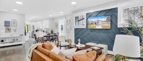 Smart-TV, Tischtennisplatte, Bücher