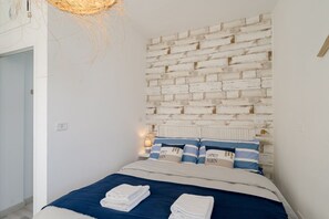 1 bedroom, iron/ironing board, WiFi, bed sheets - GuestHost - Comfortable, finely renovated two-room apartmentperfect toaccommodate up to 4 people, located on the first floor of a typical Ligurian building (NO lift) in the center of Sanremo, a few mt from the famous Casino. Nearby is Via Matteotti, the  (Sanremo)